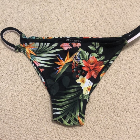 Tropical bikini - Picture 2 of 4